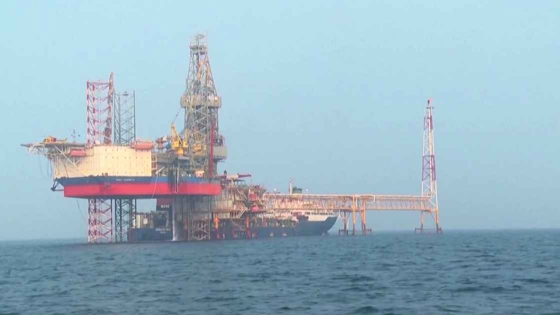 হরমুজ প্রণালী বন্ধে বিশ্ববাজারে তেলের দাম ঊর্ধ্বমুখী